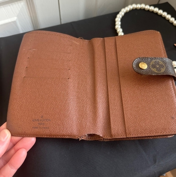 Louis Vuitton Monogram Zippy Crossbody Clutch Brown Leather Pearl & Gold Chain🎉 - Picture 8 of 11